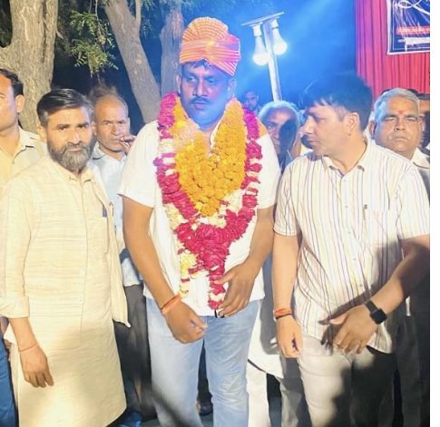 Ashok_Commando_'s tweet photo. ज़िला अलीगढ़ में ख़ैर नगर पालिका के  @AamAadmiParty के प्रत्याशी भाई संजय शर्मा जी विजयी घोषित हुए 

भाई को बहुत बहुत शुभकामनाएँ 💐
@SanjayAzadSln 
@SabhajeetAAP 
@AAPUttarPradesh 

#यूपी_में_भी_केजरीवाल https://t.co/ypKVrssi9F