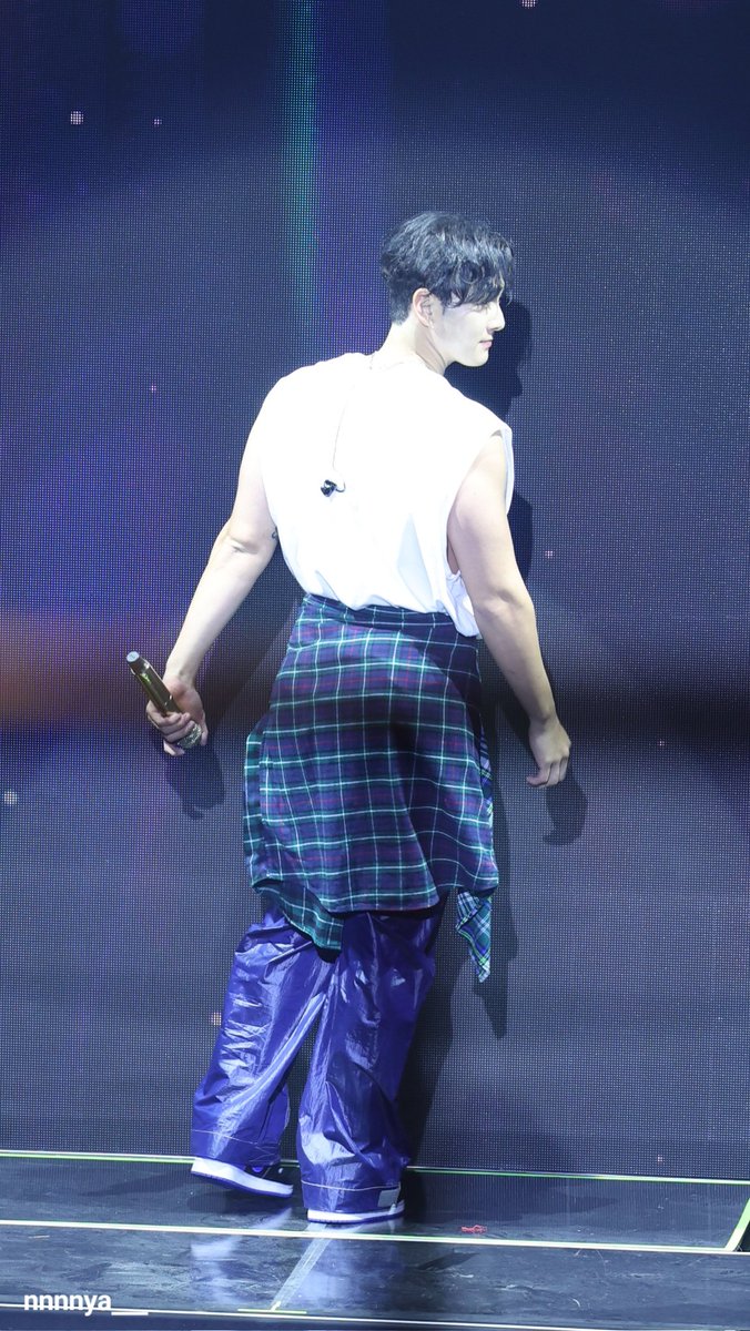 nnnya___'s tweet photo. 230513 백허니데이 중콘 
동호 퇴장할라구 뒤돌아 걸어가는데 팔이랑 등이랑 표정 ㅠㅠ 
아쉬움 뚝뚝 떨어지는거 같지 ㅠㅠ https://t.co/HBOtlTpQGF