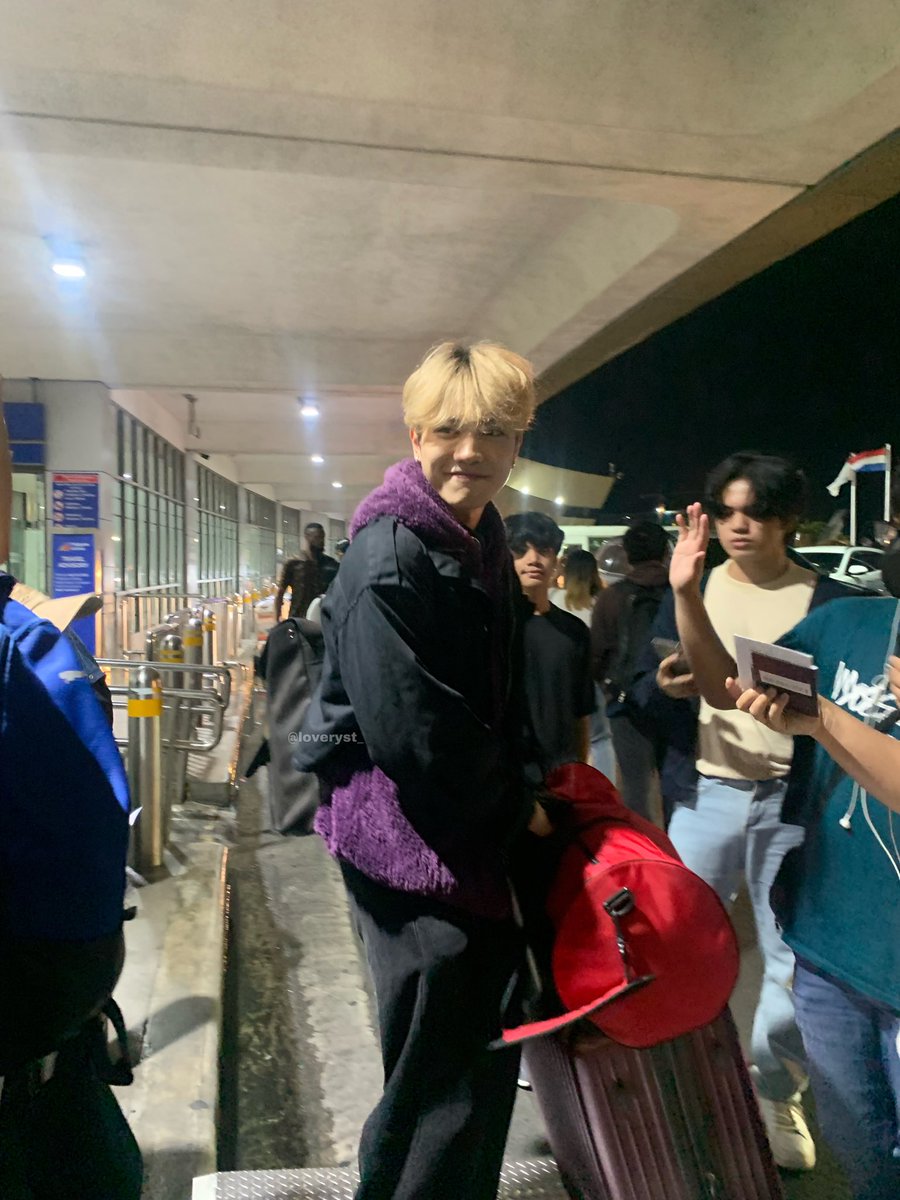 loveryst_'s tweet image. have a safe flight jom✈️ love u sm 

#MLDTraineesInKorea