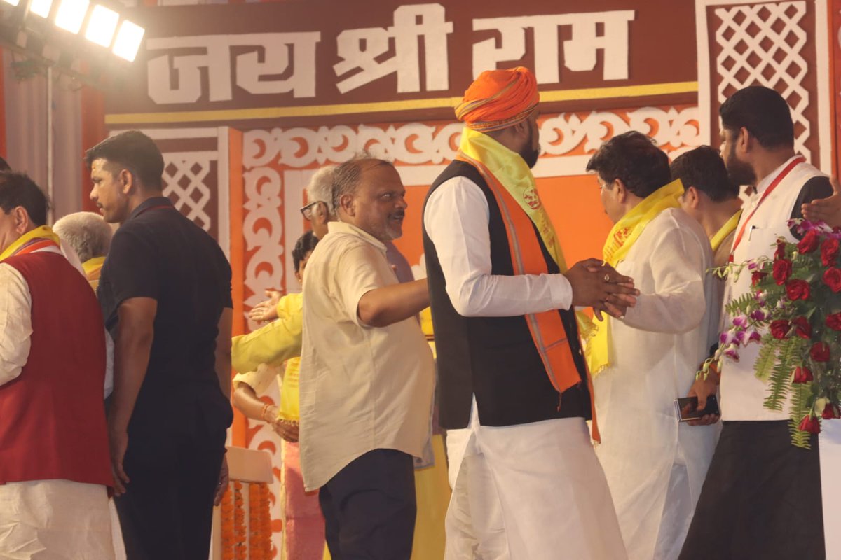 पटना में बागेश्वर धाम सरकार पीठाधीश्वर परम पूज्य पं. श्री धीरेंद्र कृष्ण शास्त्री जी के सानिध्य में आयोजित दिव्य दरबार में पहुंचकर श्री बागेश्वर धाम सरकार के दर्शन का सौभाग्य प्राप्त हुआ एवं महाराज से उज्जवल भविष्य का आशीर्वाद प्राप्त किया ॥।
 #BageshwarDhamSarkar