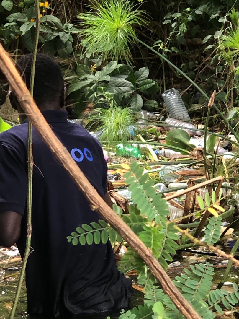 Today, we joined our partners @UgandaRangers in the clean-up of Namalusu island and mapping #plastic hotspot areas along the shores! Fellow countrymen and women, we are chocking Lake Victoria with plastics #WeCanDoBetter #EndPlasticPollution @nemaug @SharedGeo @min_waterUg