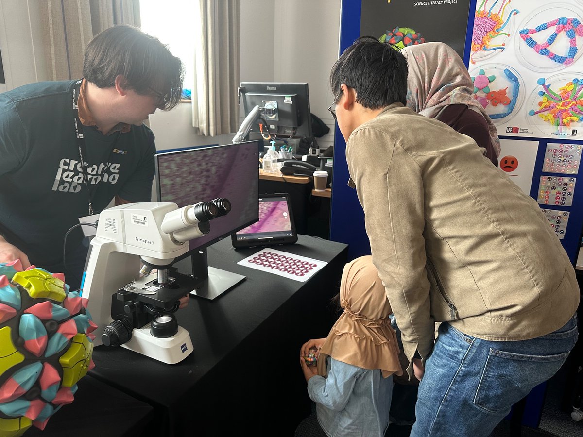 CreativLearnLab's tweet photo. Come and learn how viruses work and look at some cells and viruses under our microscope like this little-un here! We are Parkinson (room 1.08) #unileeds #BeCurious #RealScienceLit #STEM #Edutwitter @DrBrionyThomas @MRHerodDR @shamailaanwar67 https://t.co/UU6Apmu2uA