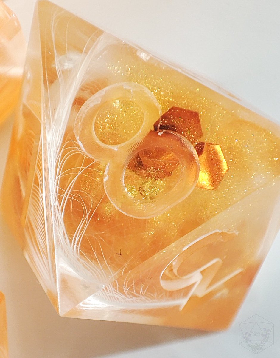 aconite_dice's tweet photo. D8 close up from Icarus set โ๏ธ
.
.
.
#sundice #icarus #greekmythology #feathers #feathersdice #diceset #dnddiceset #goldendice #hozier #sunlight #diceart #handmadedice #handmade #resindice #resindiceset #resinart #resincasting #ttrpg #dicegame #polyhedraldice #artisandice https://t.co/jE1Fyg28ZK