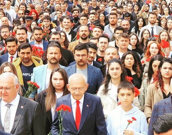 Eğer;
Hak haksızlıktan yüce
Sevgi nefretten üstün
Aydınlık karanlıktan güçlüyse
Çaresi yok usta
Biz kazanacağız!
#SanaSozBaharlarGelecek
#kilicdaroglu