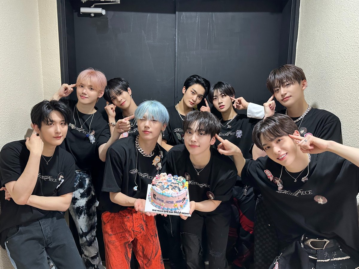 [📸] 230513
2023 CRAVITY THE 1ST WORLD TOUR 'MASTERPIECE' DAY 1
⠀
러비티가 비춰준 길 덕분에 더욱 빛났던 오늘✨
항상 밝게 빛나는 크래비티가 될게요❣
2023년 5월 13일, 우리의 시간을 기억해🌟
⠀
#CRAVITY #크래비티
#MASTER_PIECE