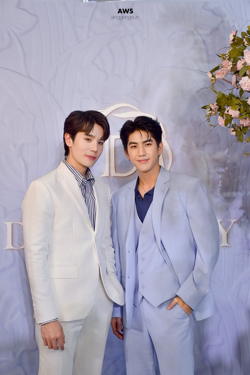 onyourm__arck's tweet photo. @jpjimmyy @91Keynandra @Captavin @amarcnth / meraih tangan hia dan tersenyum /
" ayoo hia, tenang aku ga akan jatuh kok kan ada hia yang pegangin aku "
#PinkUniverseOfJS
( @amarcnth ) https://t.co/GoSwRxUUGW
