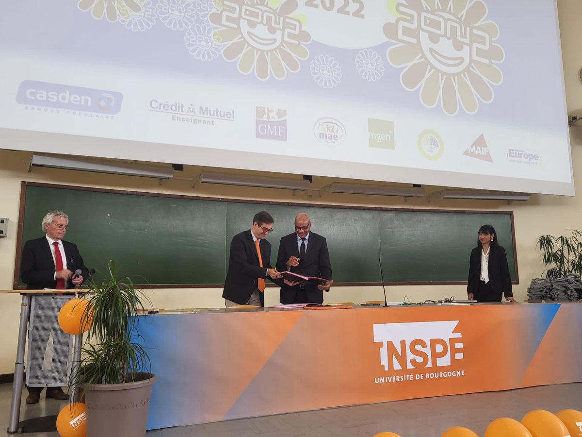 INSPE_BOURGOGNE's tweet photo. Remise des diplômes de nos étudiants en la présence de notre directrice @ElsaRipert, du président de @univbourgogne, @vin_thomas, du recteur de @AcademieDijon @NNgahane 
Beaucoup de fierté et de beaux sourires ! 👩🏻‍🎓🧑🏾‍🎓👨‍🎓
L’occasion de signer ✍🏼 la convention uB-Rectorat https://t.co/vms7Cz4rMG