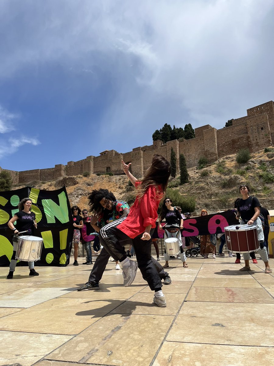 LaCasaInvisible's tweet photo. Última performance de la mañana ❤️ “Cómo fusionar batucada, flamenco y danza contemporánea en un mar de turistas” 

👉🏼 La Chachi, Niche Ramírez y Batucada Malavanda 

#performanceporlainvi #lainvisecuida https://t.co/9C6s37JxNb
