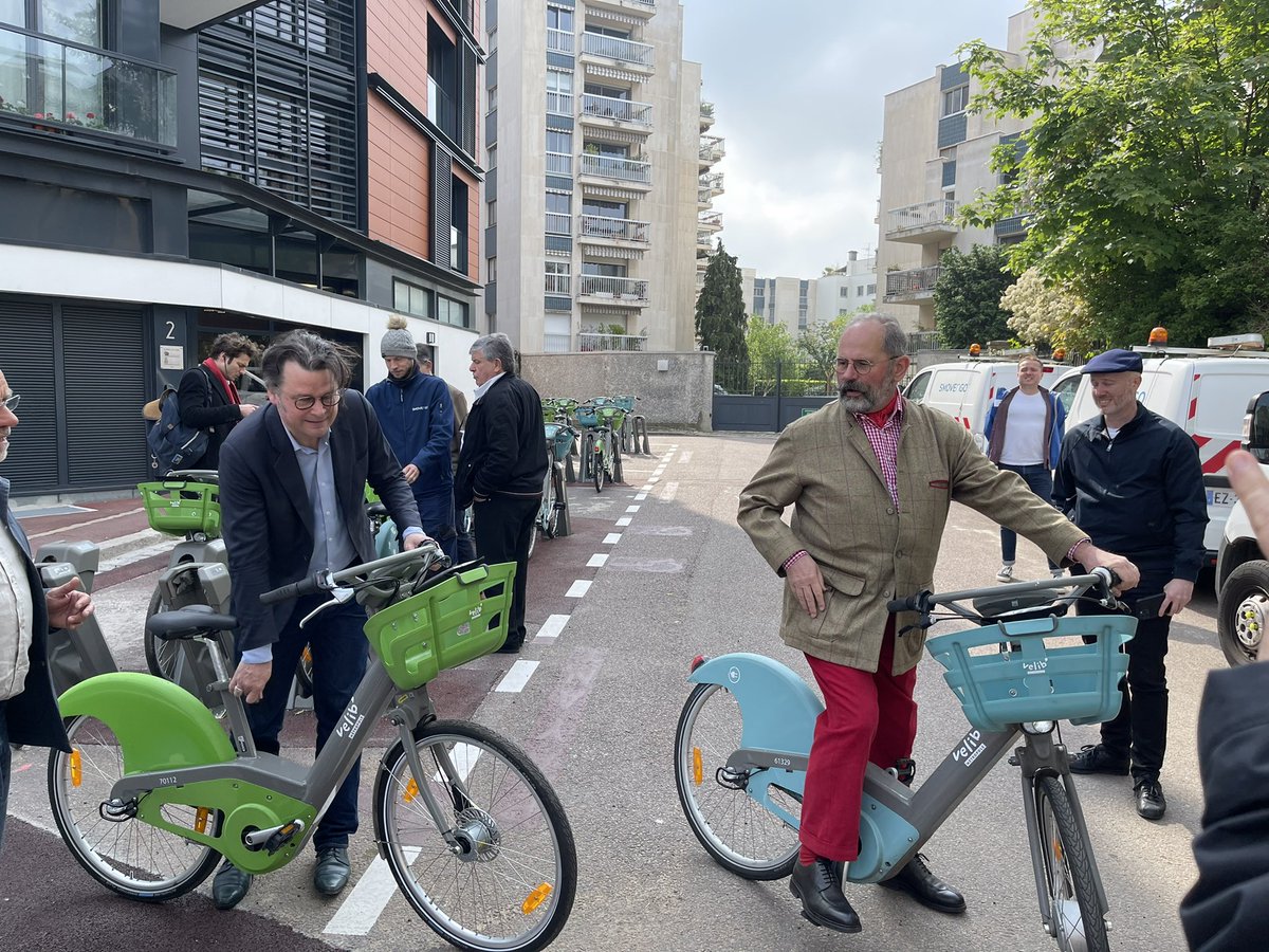 Scx_Flo's tweet photo. [#PrintempsDesTransitions]🌳
@Ville_de_Sceaux 
Outre le Printemps… aujourd’hui l’équipe de @laurent_sceaux est rue piétonne pour répondre à toutes vos questions, inauguration @Velib et nouvelle boîte à courrier peint par @#TimMarsh https://t.co/4PmZjvOSiU