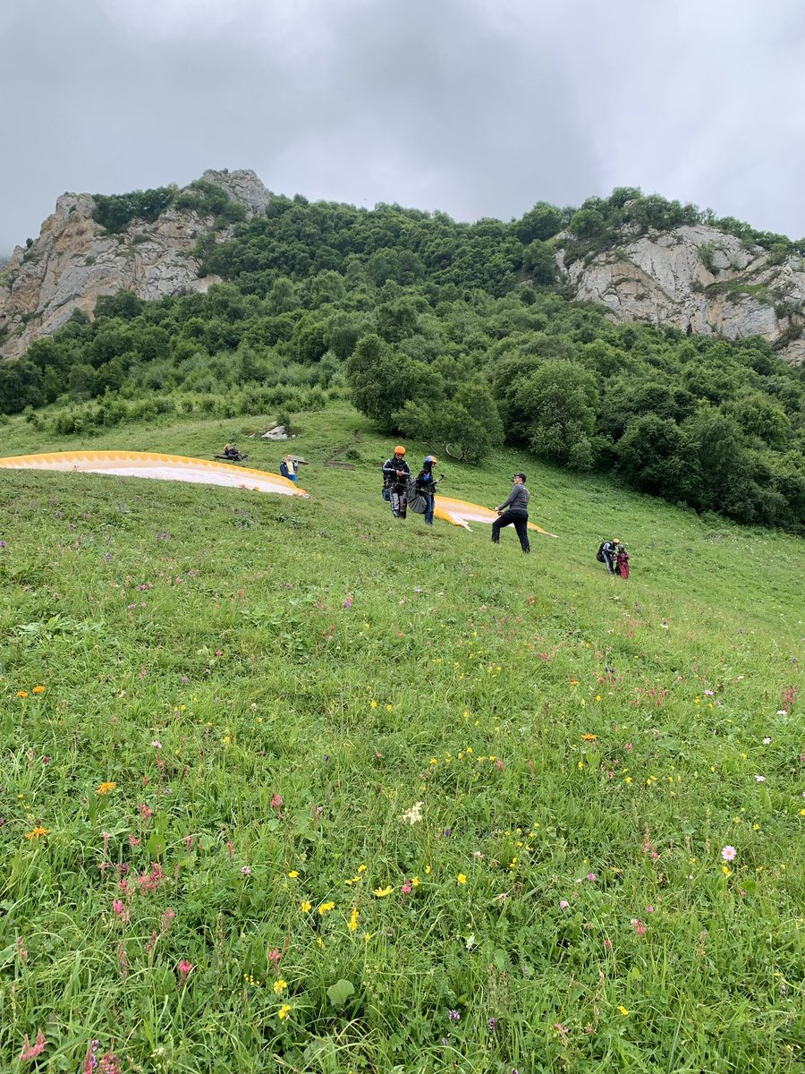 koksik_24's tweet photo. После мы вернулись в Пятигорск и поехали в Чегем летать на парапланах 
Погода была дождливая, не летная, расстроились, но потом небо разъяснялось и юхууууу 40 минут полета https://t.co/9sXwzOsPnB