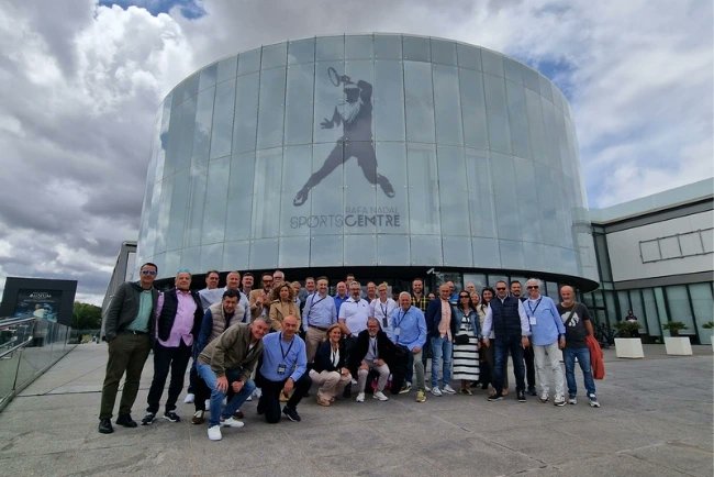 padelfederacion's tweet photo. โก๏ธ Los presidentes/as y representantes de las diferentes federaciones presentes en la cita nacional por selecciones autonรณmicas en Mallorca visitaban en la maรฑana de hoy las instalaciones de la @rnadalacademy sede oficial del Campeonato.
#CESAVMallorca2023
#FEP #FEPpadel https://t.co/6LRpy7BcAE