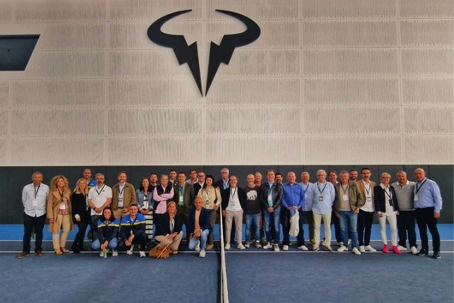 padelfederacion's tweet photo. โก๏ธ Los presidentes/as y representantes de las diferentes federaciones presentes en la cita nacional por selecciones autonรณmicas en Mallorca visitaban en la maรฑana de hoy las instalaciones de la @rnadalacademy sede oficial del Campeonato.
#CESAVMallorca2023
#FEP #FEPpadel https://t.co/6LRpy7BcAE