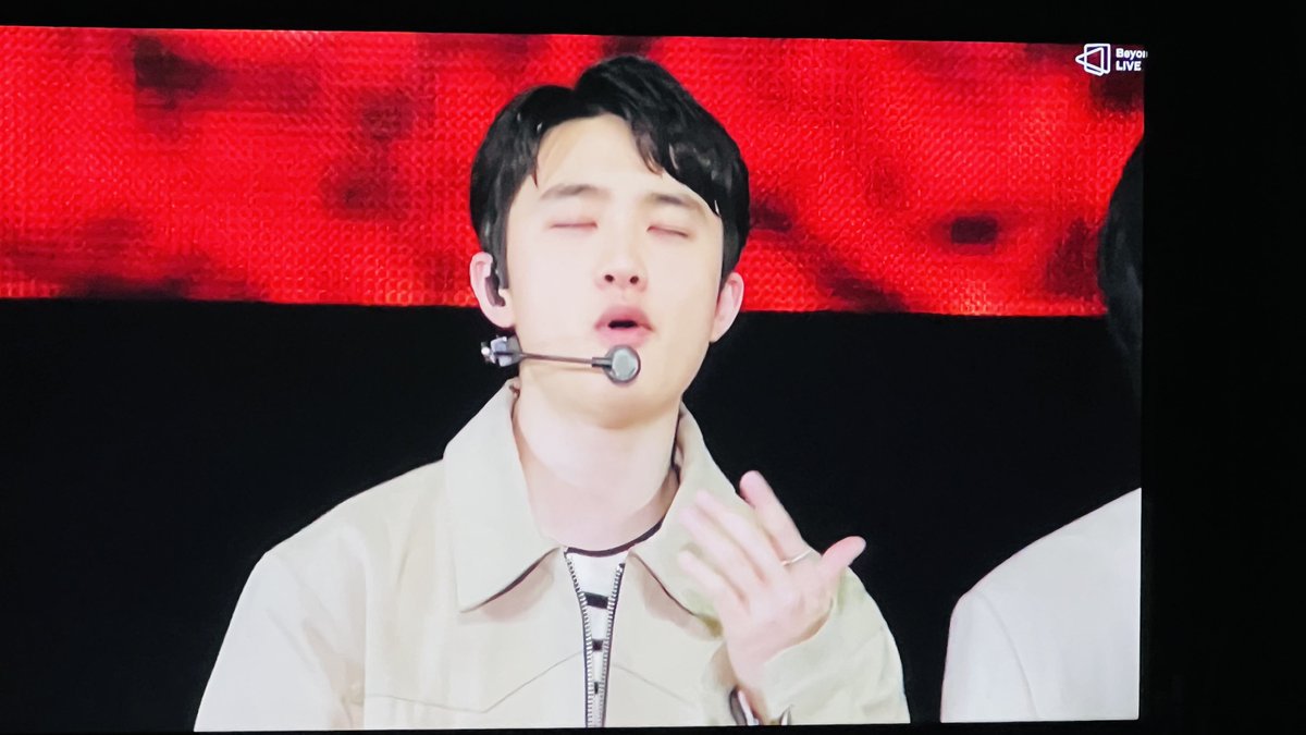 nikkio96's tweet photo. GrowlSoo 10 yrs later sounds and looks OH SO GOOD 🔥🔥🔥😍😍😍 #EXO Clock #11yearswithexo https://t.co/kTCSY4gXKo