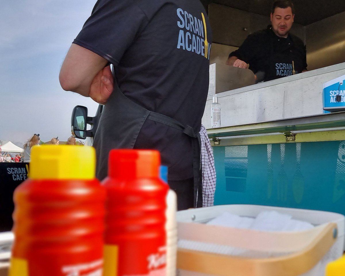 The Scran Fam <a href="/ScranAcademy/">ScranAcademy</a> out in full force today. 
Hot food and cupcakes to decorate. 
All free. #CommunityFood