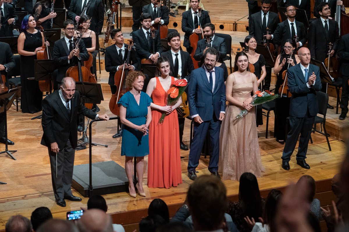 Agradecemos al público que nos acompañó este #12May en el Festival Europeo de Jóvenes Solistas, con las invitadas de España 🇪🇦 (Elena Benedicto, oboe) e Italia 🇮🇹 (Lucilla Rose, violín), junto a la Orquesta Sinfónica Simón Bolívar de Venezuela, dirigida por Rodolfo Saglimbeni 👏🏽