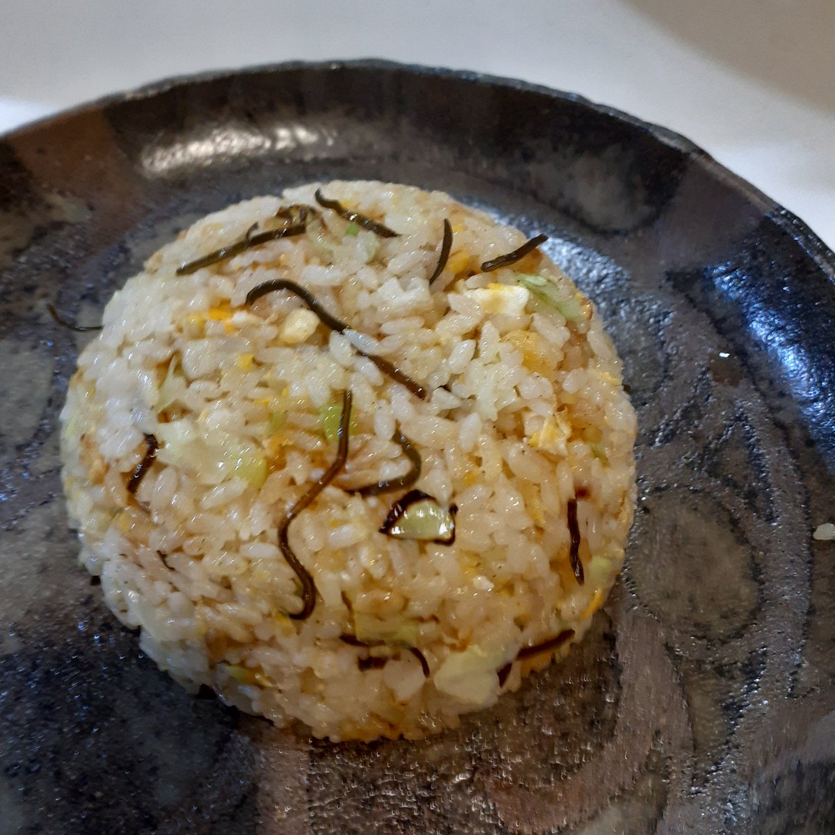 我が家の晩御飯シリーズ‼️‼️

春キャベツと塩コブ炒飯🎵

👹嫁さん↓
お腹空いたからなんかつくれ💢

塩コブで旨味プラス。
春キャベツはあまり炒めないで最後に
入れてシャキシャキ食感に。

キャベツが主役なので肉もニンニクも入れません。