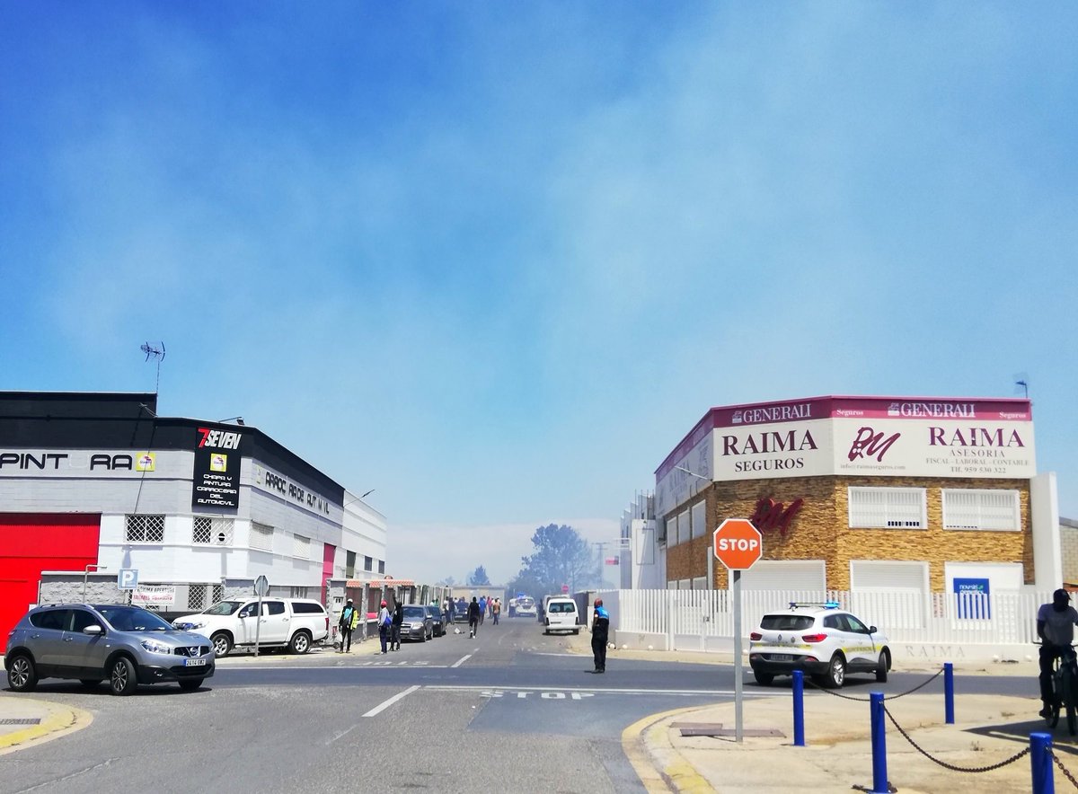 JornalerasL's tweet image. Arde el asentamiento de Palos de la Frontera. Nos ha avisado nuestra compañera quién ha vuelto a perderlo todo. Acabamos de llegar y la gente está tirada en la calle, ni agua tienen. Con 30 grados y un humo irrespirable. Si no fuesen migrantes tendrían ya solución habitacional.