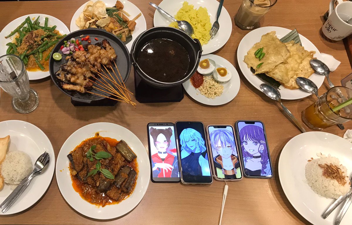 JoanaMaoh's tweet photo. So much fun tonight. Happy birthday Kenzi!🎂
🦊 @ArikawaSouta
🐑 @Kenzi2451
🐍@noathesnek
& 🐈 Zuzu
#KTBS #KotobaStation
#VTuberID #VTuberIndonesia https://t.co/rnNfbt0NLl