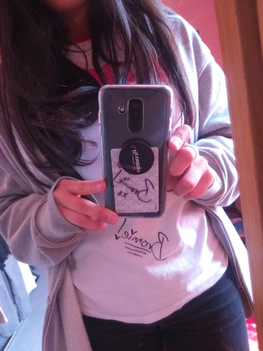 Imane_Brondog's tweet photo. I love it so much, thank you for the singed shirt and phone case! https://t.co/qAJZ3uWanO