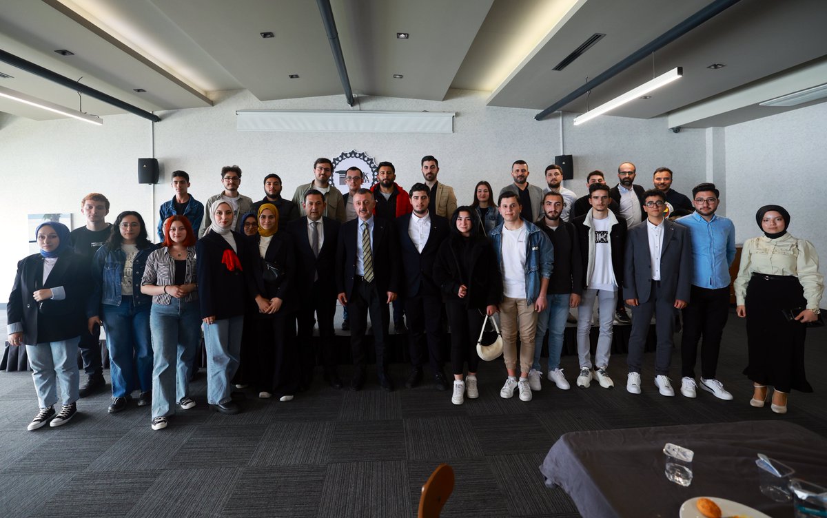 tahirbuyukakin's tweet photo. Türkiye Yüzyılı’nın sahipleri en büyük güç ve güven kaynağımız gençlerimizle buluştuk. Ufku ve vizyonu açık gençlerimiz Türkiye Yüzyılı’na güveniyor. Büyük ve güçlü Türkiye hedefine birlikte yürüyoruz. https://t.co/yFzJj79YOf