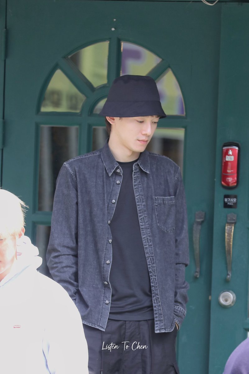 On May 11th EXO's Chen helped a student who was getting assaulted on streets by 4 girls. One of bullys were even confrontational with Chen but he insisted on helping the victim by calling the police, victim's mum and teacher explaining situation. Chen indeed wore all black outfit