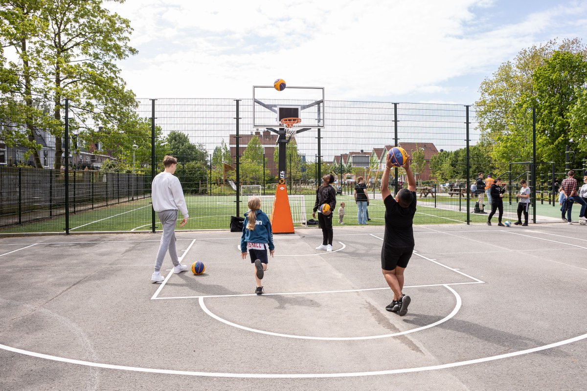 Na een grondige opknapbeurt werd speeltuin de Noorderling gisteren officieel geopend door wethouder @sofyan_mbarki en stadsdeelbestuurder <a href="/YassmineelKsaih/">Yassmine el Ksaihi</a>. Met alle aanpassingen is het een fijne plek geworden voor jong en oud om volop te bewegen in de buitenlucht. 🤸