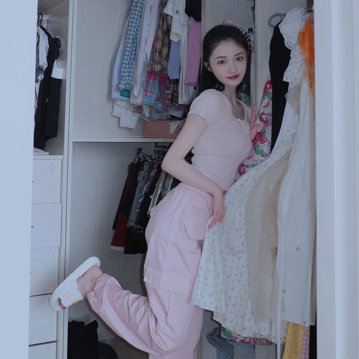 asongofjun's tweet photo. ㅤ

     .・。.・。. Yun duydu ki havalar ısınıyormuş, bu yüzden dolabındaki kıyafetleri düzenlemeye karar verdi! Kışlıkları bir kenara kaldırıp yazlıkları çıkarma zamanı!
ㅤㅤㅤㅤㅤㅤㅤㅤㅤ
ㅤ https://t.co/Xj3I8nrWEu