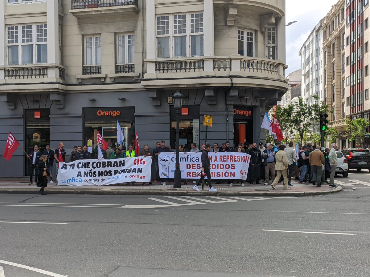 galizaCIG's tweet photo. 📣Traballadores/as de #Comfica reclaman o cumprimento do convenio e melloras laborais
👉Este sábado concentráronse na #Coruña diante dunha tenda de #Movistar e outra de #Orange, empresas para as que fan os traballos de instalación e mantemento da rede.
ℹ️https://t.co/OXM79yPoPo https://t.co/Y3QiKNrrK7
