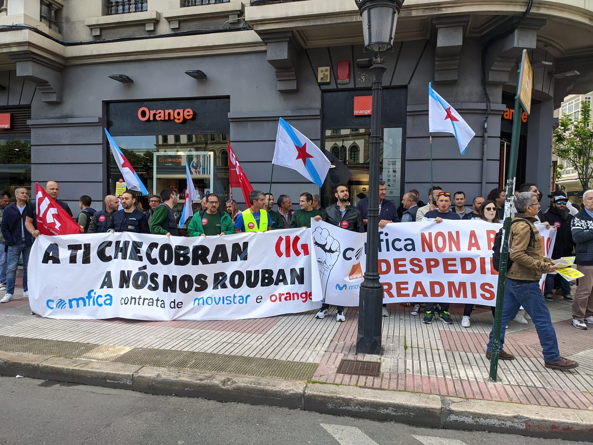 galizaCIG's tweet photo. 📣Traballadores/as de #Comfica reclaman o cumprimento do convenio e melloras laborais
👉Este sábado concentráronse na #Coruña diante dunha tenda de #Movistar e outra de #Orange, empresas para as que fan os traballos de instalación e mantemento da rede.
ℹ️https://t.co/OXM79yPoPo https://t.co/Y3QiKNrrK7
