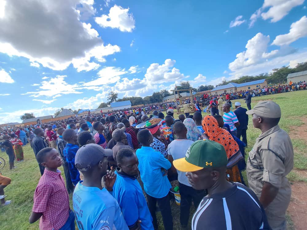 HecheJohn's tweet image. Mh Tundu Lissu akiwa Runzewe Bukombe mda huu.

Kuna mvu ya masika itaanza kunyesha mda sio mrefu.