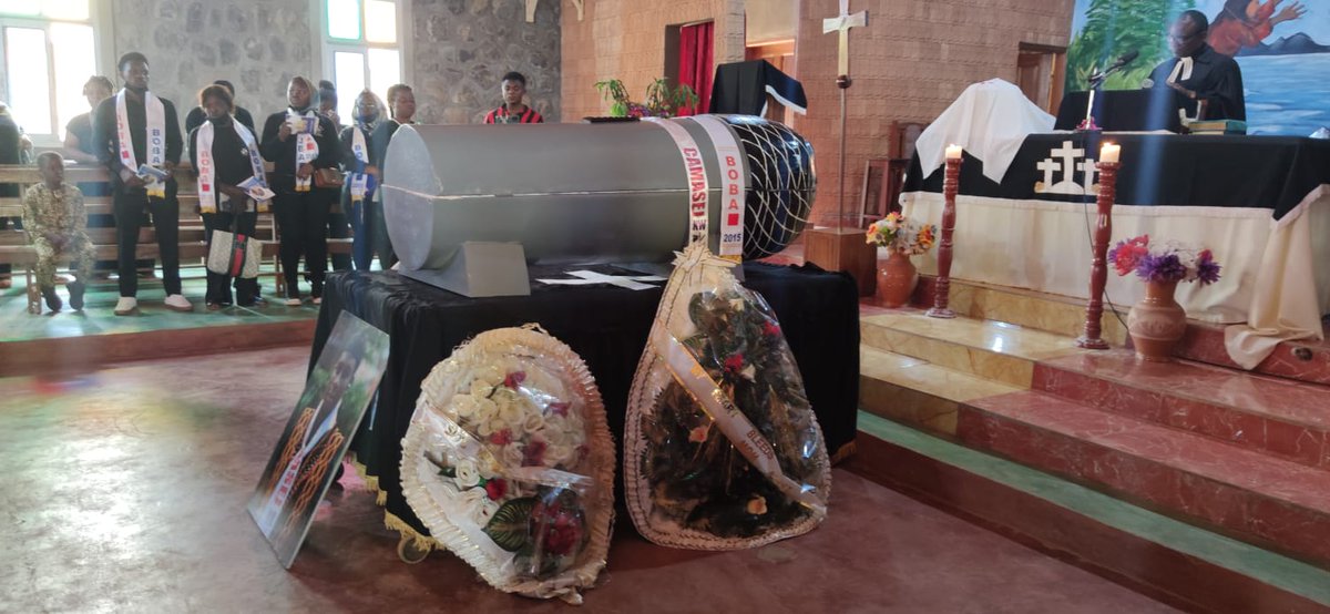 MimiMefoInfo's tweet photo. Microphone-shaped coffin of murdered journalist #Anye Nde Nsoh.
He is being buried today in #Bagmande, #Bamenda in the North West Region of #Cameroon
https://t.co/G6mau27qga https://t.co/FUhiycGsRu