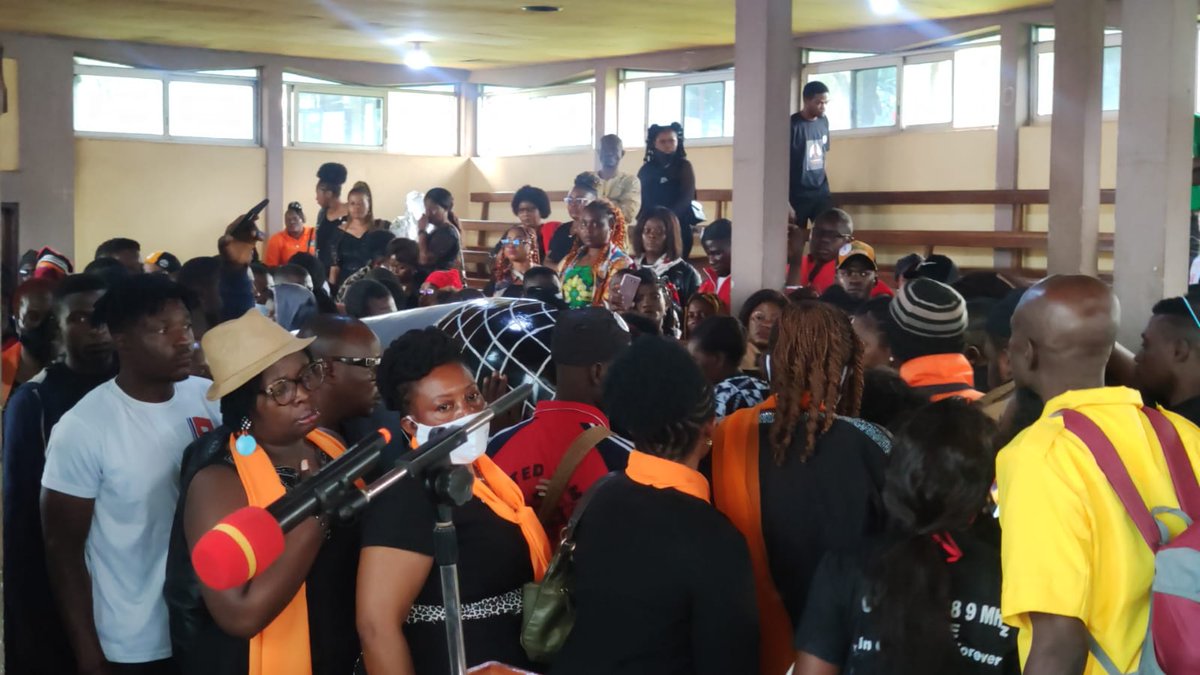 MimiMefoInfo's tweet photo. Microphone-shaped coffin of murdered journalist #Anye Nde Nsoh.
He is being buried today in #Bagmande, #Bamenda in the North West Region of #Cameroon
https://t.co/G6mau27qga https://t.co/FUhiycGsRu