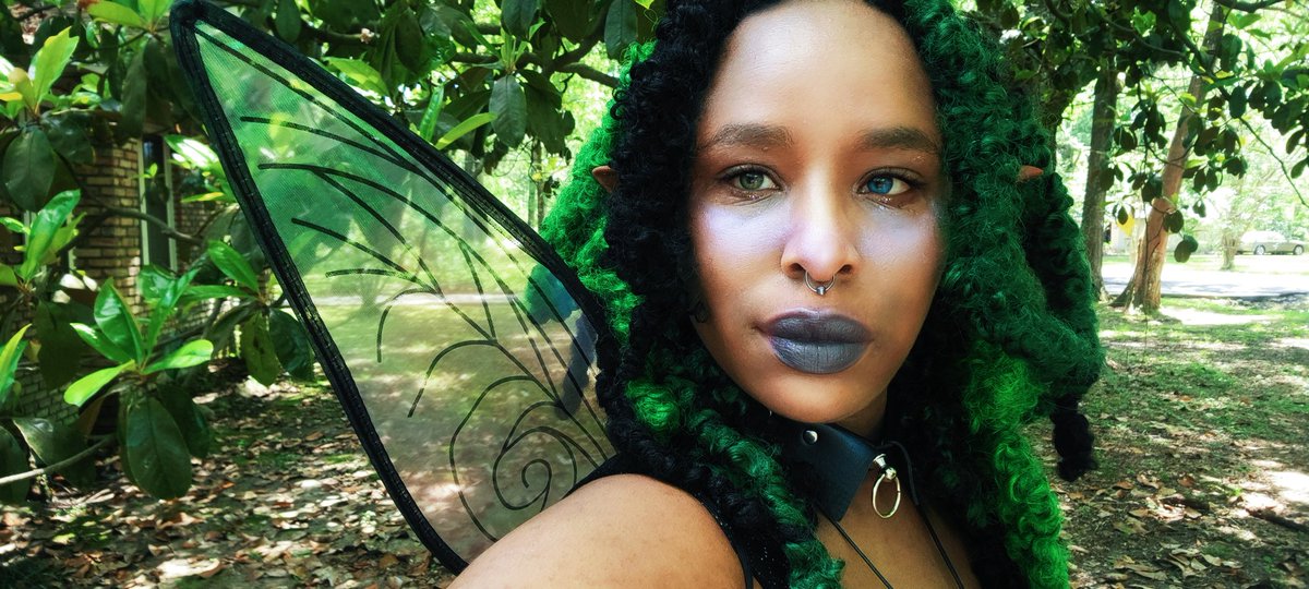 StariaMiercoles's tweet photo. Happy Black Fae Day! 🧚🏽♀️🫶🏾✨
Ootd on yt: Cyber Soul 📺
#blackfaeday
#fairycore #whimsigoth #cottagecore #elfear #cosplay https://t.co/jPpBC8W6HU