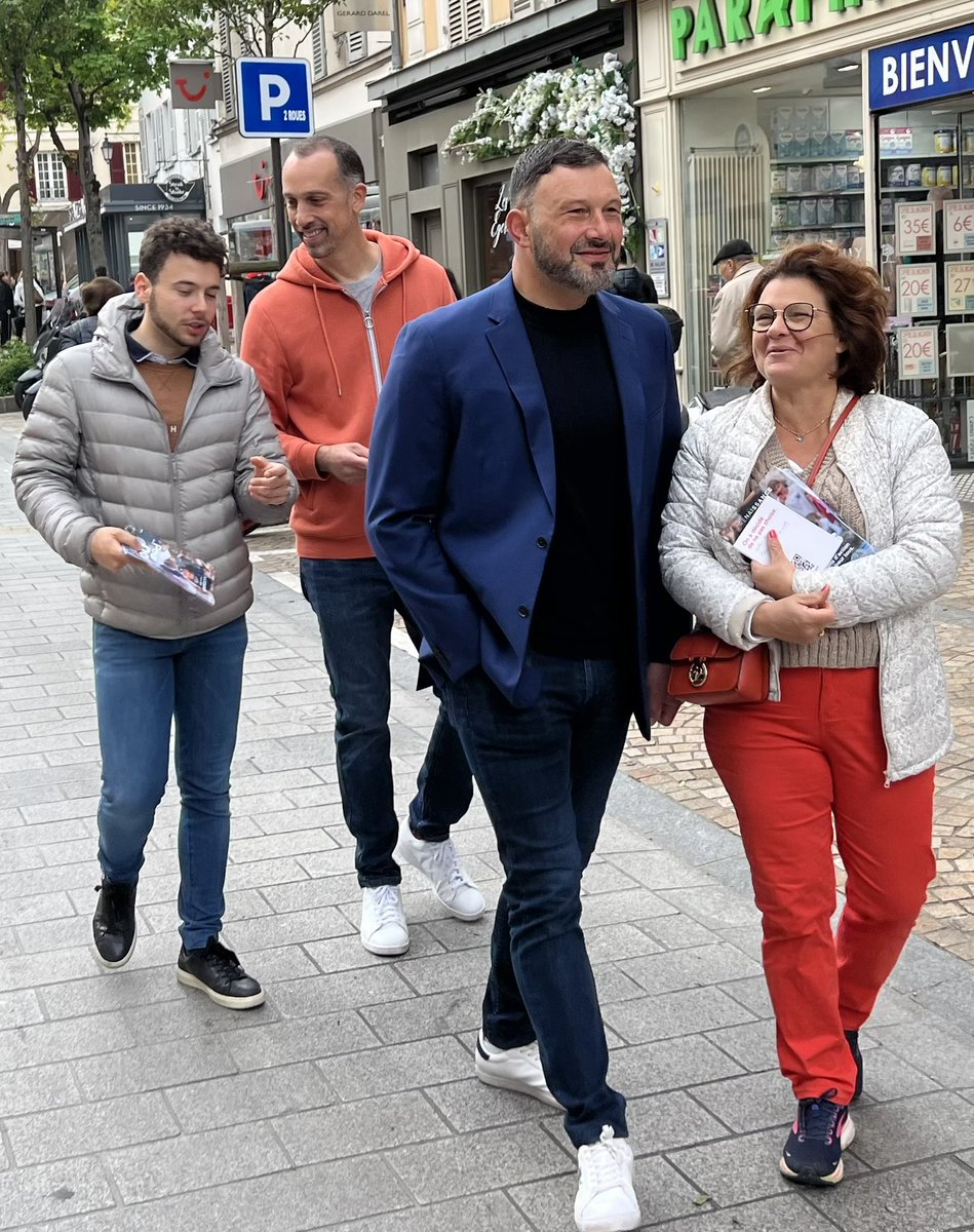 RE_RueilMalmais's tweet photo. Merci cher Sénateur @iacovellixavier et cher Député @PierreCazeneuve pour votre présence à #Rueil pour rencontrer les Rueillois au sujet des réalisations d’@EmmanuelMacron et de son gouvernement, par exemple ▶️ congé paternité étendu, ▶️10 000 policiers et gendarmes sup, etc, etc https://t.co/yaOWSl3rHE