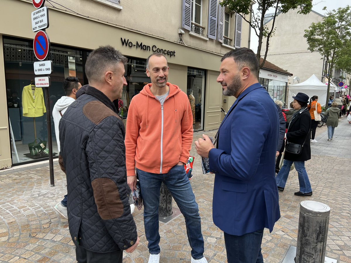 RE_RueilMalmais's tweet photo. Merci cher Sénateur @iacovellixavier et cher Député @PierreCazeneuve pour votre présence à #Rueil pour rencontrer les Rueillois au sujet des réalisations d’@EmmanuelMacron et de son gouvernement, par exemple ▶️ congé paternité étendu, ▶️10 000 policiers et gendarmes sup, etc, etc https://t.co/yaOWSl3rHE