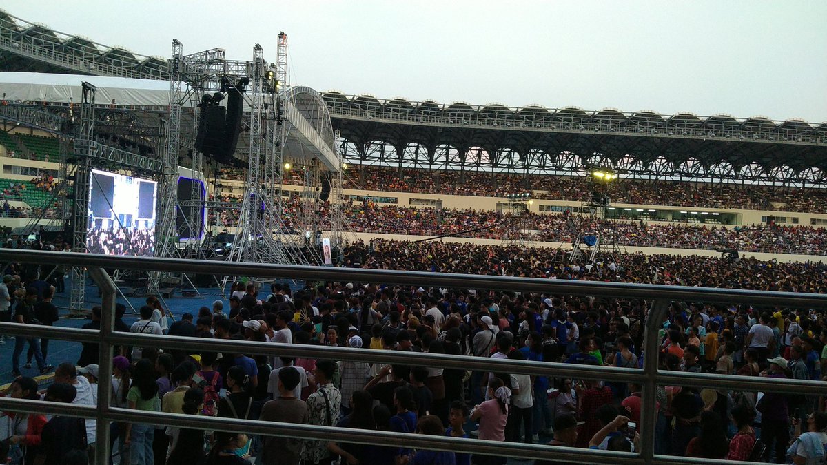 mavz0807's tweet photo. #summerblast
#net25
#philarena
#liveconcert
#sportstadium https://t.co/0chdoOu8cQ