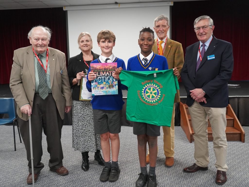 QueensCollFood's tweet photo. Proud to announce @QueensTaunton pupils are now in @RotaryGBI Young Environmentalist National Finals protecting nature 🤝🌿growing food in school and restoring biodiversity. Thanks @TauntonRotary making it through local and regionals.
Behind Taunton’s @DeborahMeaden #fairtonature https://t.co/yXSKI7l7kV