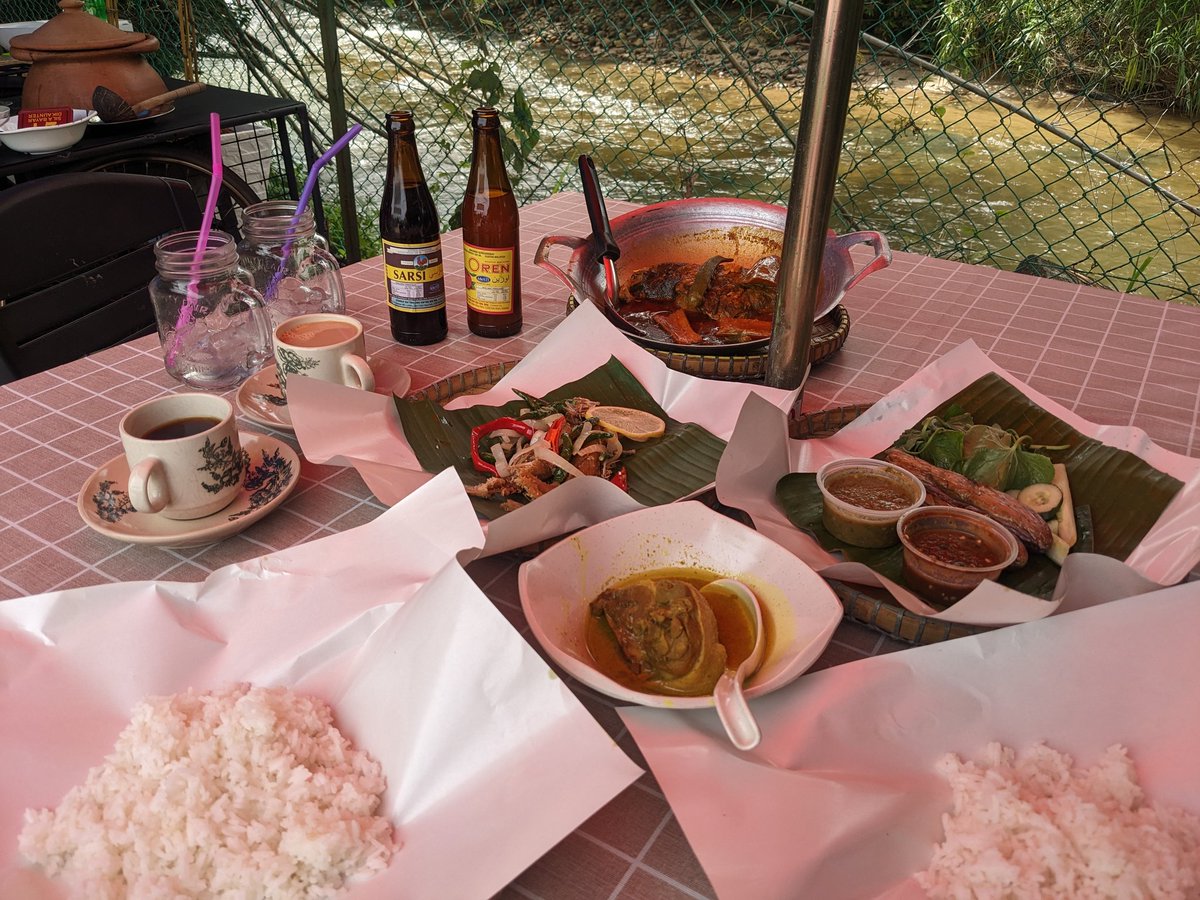 JJCMPERAK's tweet photo. [[ Warung Deruan Sungai ]]

Kome nak cari port makan sambil HEALING dekat sebelah sungai? Dengar deruan sungai dan desiran angin sepoi-sepoi bahasa, ditambah pula makan masakan ala kampung yang sedap? Ada tau port macam ni dekat IPOH! ✅ https://t.co/EoeMhIdQfW