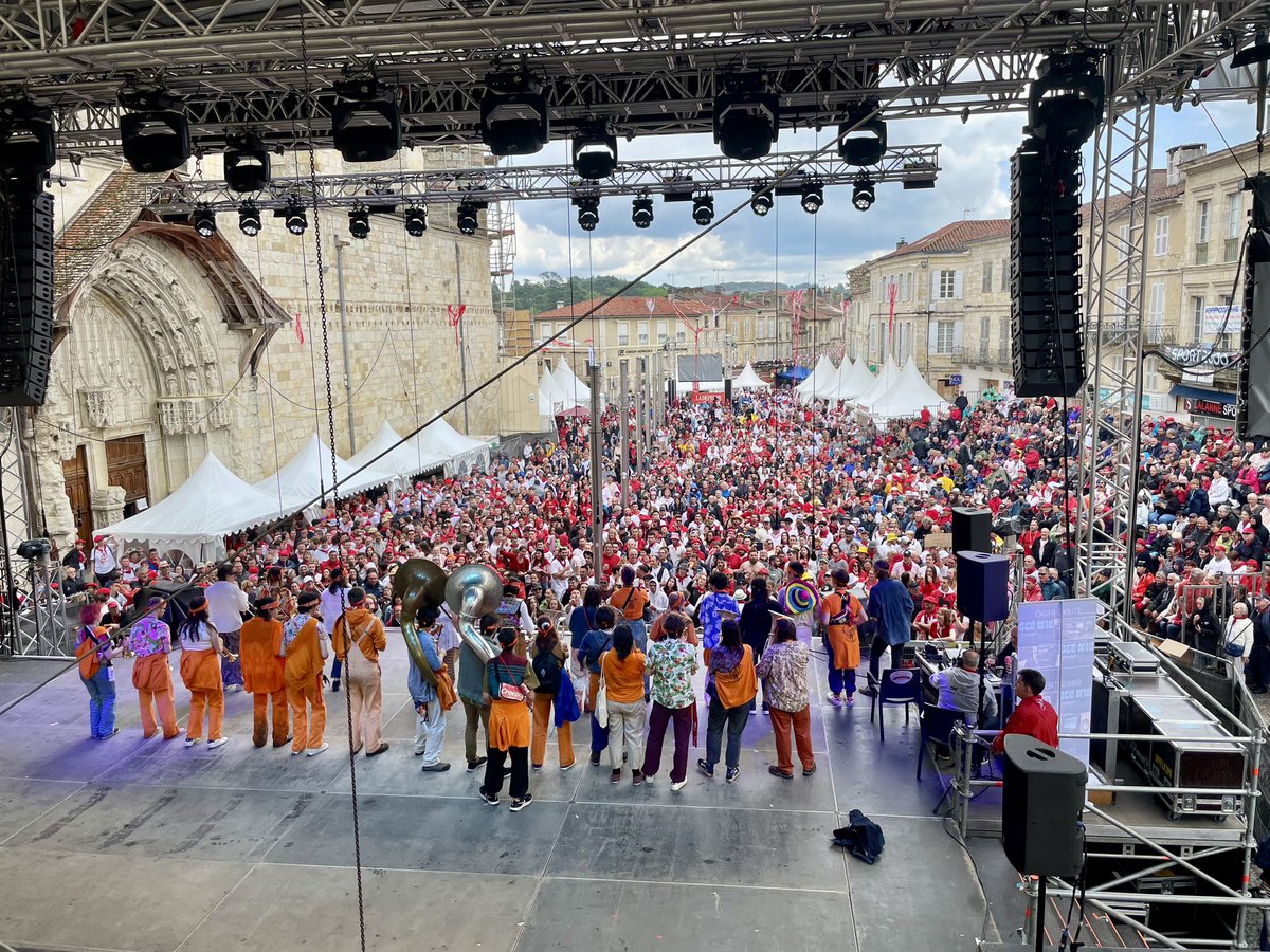 50ème #Festival de Bandas de #Condom : un samedi en rouge et blanc, un #Gers à donf les #vibes !🤍🩷
#Happiness 
#SudOuest
#Occitanie 
#LaFêteCestLaVie