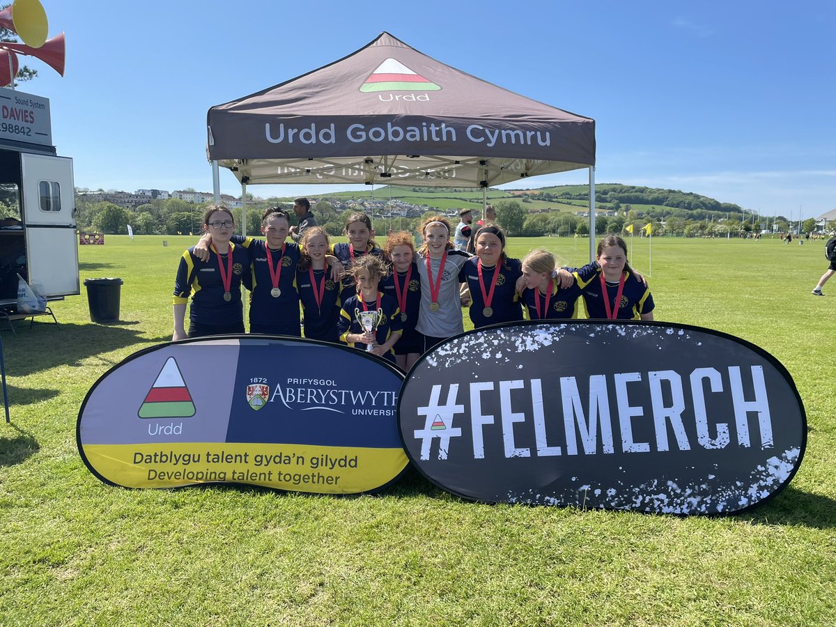 Chwaraeon yr Urdd (@chwaraeonyrurdd) on Twitter photo Da iawn i <a href="/YsgolTwmorNant/">Ysgol Twm o'r Nant</a> am ennill pêl droed merched efo Ysgol Hendre yn dod yn ail. Da iawn i bawb a wnaeth cystadlu. Da iawn i <a href="/YsgolTwmorNant/">Ysgol Twm o'r Nant</a> am ennill pêl droed merched efo Ysgol Hendre yn dod yn ail. Da iawn i bawb a wnaeth cystadlu.