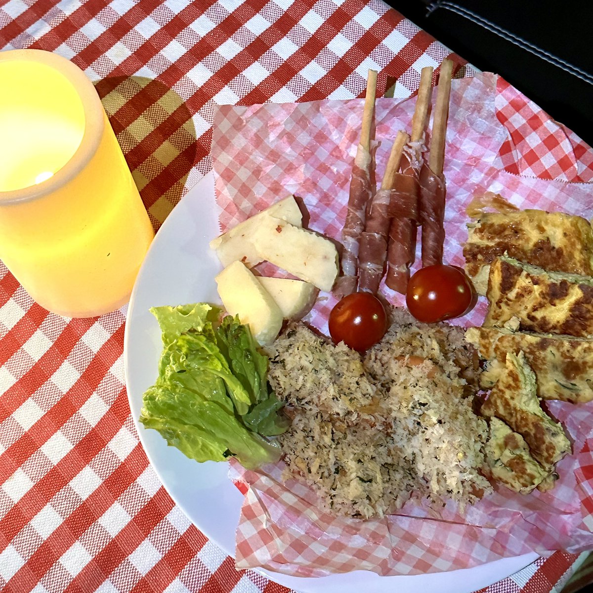 LKichencar's tweet photo. アペリティーボ

グリッシーニ、生ハム巻き巻き
ズッキーニのフリッタータ
チーズ盛合せ
サーモングリルの香草パン粉

白ワインにピッタリメニューです。

#キッチンかー 
#フードトラック 
#foodtruck 
#おしゃれキッチンカー https://t.co/T8TpFX0Gha
