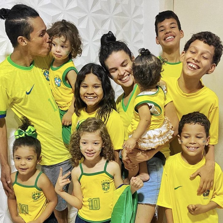 choquei's tweet photo. 🚨BRASIL: Grávida do nono filho aos 33 anos conta que ter família grande era um sonho: 

“Na infância, fui uma criança sozinha e isso despertou muito o desejo de ter uma família grande". https://t.co/bjfA1Ks1mV