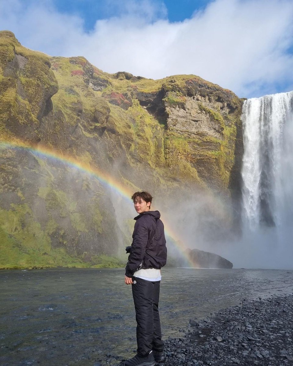 The stunning shot of Skógafoss waterfall.