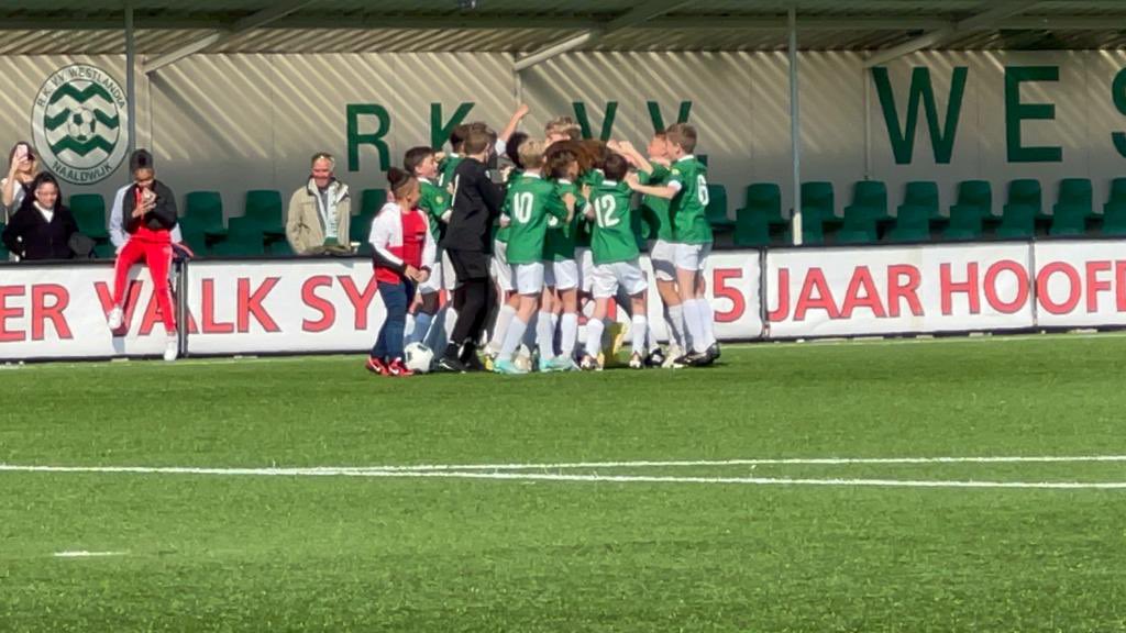 Westlandia's tweet photo. Een geweldig seizoen voor de JO13-1 van Westlandia. 

Na eerst Westlands kampioen te zijn geworden zijn ze ook kampioen geworden in de 2de Divisie. Van harte gefeliciteerd allemaal!

Ook alle andere kampioenen, van harte gefeliciteerd!

#Westlandia https://t.co/hnEvOKX3Hn