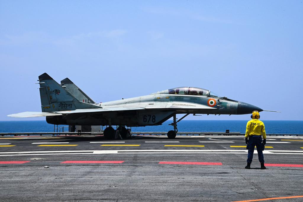 #Mig29 KUB onboard #R11 INS #VIKRANT Aircraft Carrier

Indian Navy is looking to procure 26 aircrafts under MRCBF program to supplement the Mig29K/KUB fleet.

Trials have been conducted & reports submitted to MoD by Navy. #Rafale M & Super Hornet are the contenders.

#IADN