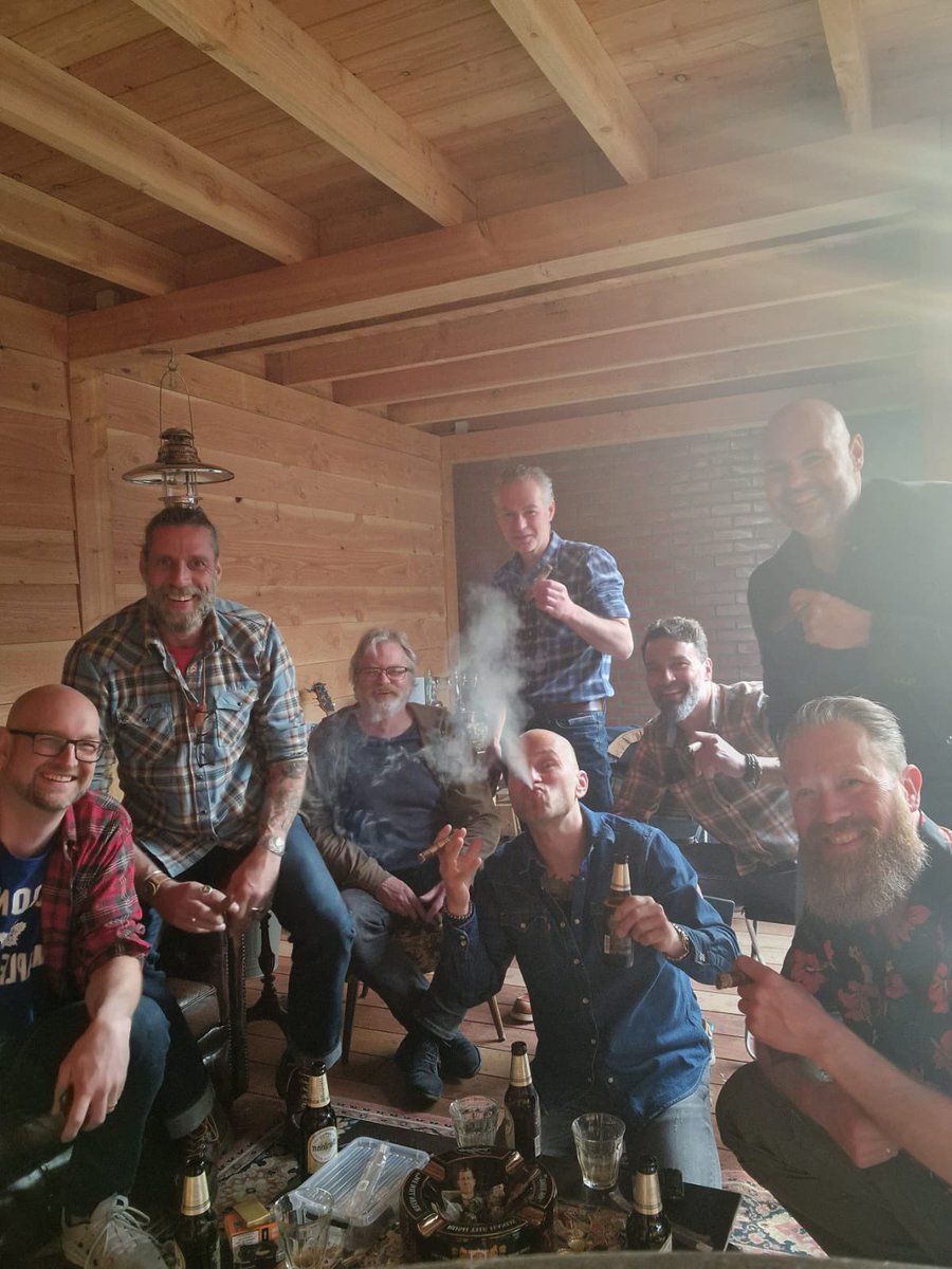 Van die avonden met een gouden randje, fijne sigaren, whisky, lekkere muziek en geweldig gezelschap! Thanks mannen! #friends #boyswillbeboys