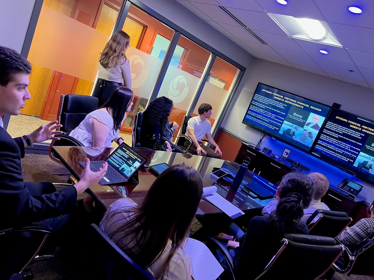mygfpartner's tweet photo. Our internship program provides a space for young adults to learn and grow.  Collaboration leads to innovation, and at Gateway Financial Partners, we pride ourselves on fostering both! 🌟😃 

#GatewayFinancialPartners #BenchOfLife #Internship #FinancialServices https://t.co/bHP7sXjkHv