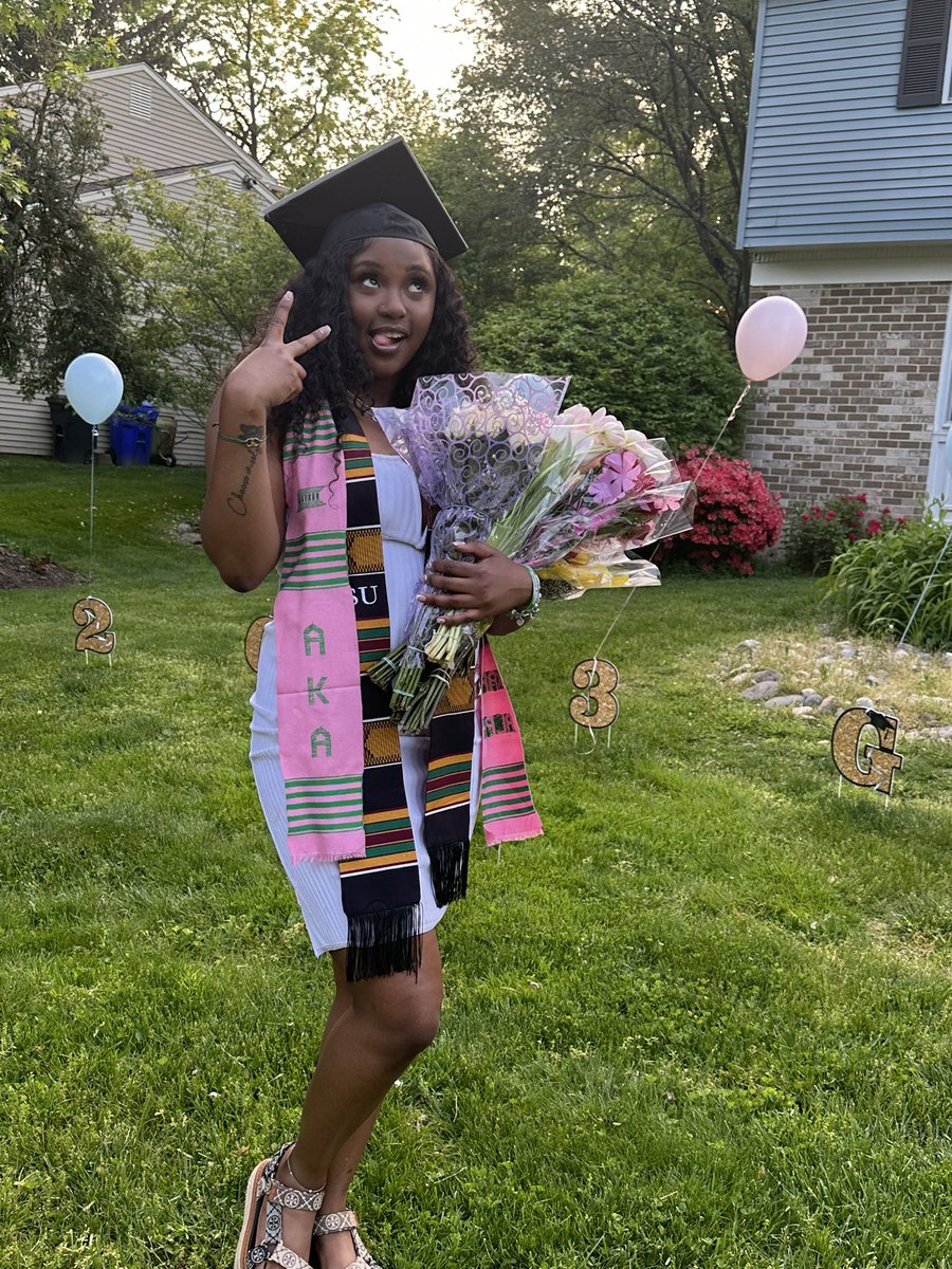 Isthat_her's tweet photo. 2 degrees later….🎓 https://t.co/zPL5ZRkwMR