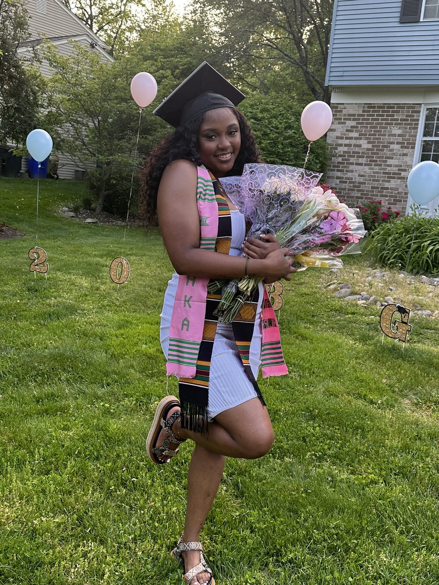 Isthat_her's tweet photo. 2 degrees later….🎓 https://t.co/zPL5ZRkwMR