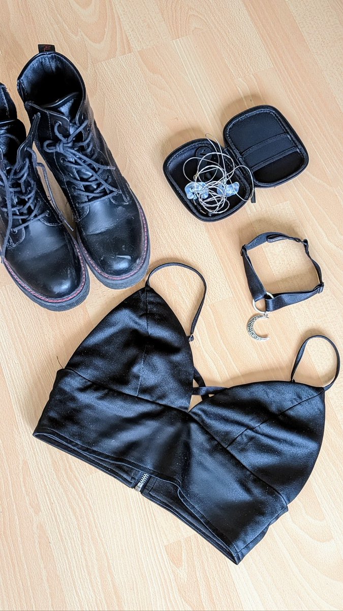 JulieElvenMusic's tweet photo. All important elements prepared for tomorrow's concert performance with German metal band #ERDLING 🖤🔥
I will still need to wear the splint due to my injury, but hey, one side combat boot / one side splint can be pretty metal too! 🤘🏼 https://t.co/4wzE6hh7DS